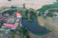 Photographie aérienne de Château de Herrenstein, terre d'aventures effrayantes à le quartier Gerswalder Siedlung in Gerswalde dans le département Brandebourg, Allemagne