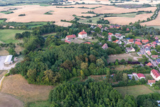 Vue aérienne de Vue du village depuis l'ouest avec le domaine de Fredenwalde à le quartier Groß Fredenwalde in Gerswalde dans le département Brandebourg, Allemagne