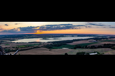 Vue aérienne de Panorama Oberuckersee au coucher du soleil depuis le sud-est à Oberuckersee dans le département Brandebourg, Allemagne