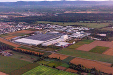 Vue aérienne de Logistique Mercedes Benz à le quartier Offenbach in Offenbach an der Queich dans le département Rhénanie-Palatinat, Allemagne