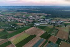 Vue aérienne de Schwegenheim dans le département Rhénanie-Palatinat, Allemagne