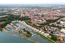 Vue aérienne de Lotissement résidentiel sur la Hafenstrasse en face du port de plaisance avec amarrages pour bateaux de plaisance et amarrages pour bateaux au bord du vieux port sur le Rhin à Speyer dans le département Rhénanie-Palatinat, Allemagne