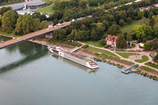 Vue aérienne de Navire à passagers et à passagers au quai du navire Speyer à Speyer dans le département Rhénanie-Palatinat, Allemagne