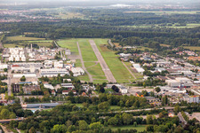 Vue aérienne de Piste avec zone de voie de circulation de l'aéroport Speyer Ludwigshafen GmbH à Speyer dans le département Rhénanie-Palatinat, Allemagne