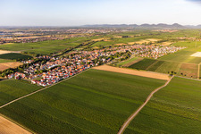 Vue d'oiseau de Essingen dans le département Rhénanie-Palatinat, Allemagne