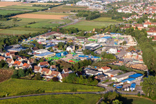 Vue aérienne de Création d'une zone commerciale et d'une entreprise avec l'organisation locale d'assistance technique Brechtel Services GmbH et Süd-Müll GmbH & Co. KG pour le transport de déchets et l'élimination des déchets dangereux dans le district de Queichheim à Landau in der Pfalz dans le département Rhénanie-Palatinat, Allemagne