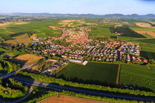 Vue aérienne de Vue de la ville depuis le nord-est au-delà de l'A65 à Insheim dans le département Rhénanie-Palatinat, Allemagne