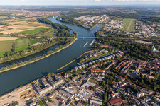 Lotissement résidentiel sur la Hafenstrasse en face du port de plaisance avec amarrages pour bateaux de plaisance et amarrages pour bateaux au bord du vieux port sur le Rhin à Speyer dans le département Rhénanie-Palatinat, Allemagne d'en haut