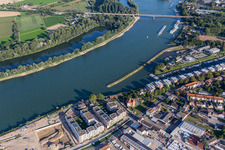 Lotissement résidentiel sur la Hafenstrasse en face du port de plaisance avec amarrages pour bateaux de plaisance et amarrages pour bateaux au bord du vieux port sur le Rhin à Speyer dans le département Rhénanie-Palatinat, Allemagne hors des airs