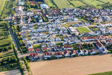 Vue aérienne de Nouvelle zone de développement Staufer/Habsburgerstr à le quartier Heiligenstein in Römerberg dans le département Rhénanie-Palatinat, Allemagne