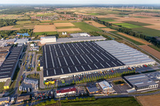 Vue oblique de Complexe de bâtiments d'entrepôt à grande hauteur et centre logistique sur le site de l'entrepôt de pièces de rechange Mercedes Benz à le quartier Offenbach in Offenbach an der Queich dans le département Rhénanie-Palatinat, Allemagne
