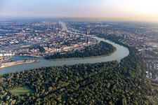 Vue aérienne de Park Island - Parc municipal LU à le quartier Süd in Ludwigshafen am Rhein dans le département Rhénanie-Palatinat, Allemagne