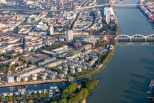 Vue aérienne de Zone résidentielle au bord du fleuve, au bord du Rhin, sur la Rheinschanzenpromenade à le quartier Süd in Ludwigshafen am Rhein dans le département Rhénanie-Palatinat, Allemagne