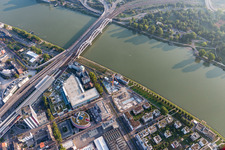 Vue aérienne de Fleuve - Ouvrage du pont Konradadenauer pour le chemin de fer et la B37 sur le Rhin à le quartier Süd in Ludwigshafen am Rhein dans le département Rhénanie-Palatinat, Allemagne