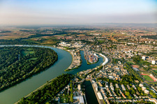 Vue aérienne de Mundenheimer Kaiserwörth et Altrheinhafen à le quartier Mundenheim in Ludwigshafen am Rhein dans le département Rhénanie-Palatinat, Allemagne