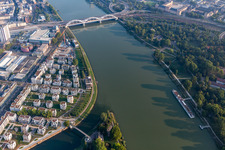 Photographie aérienne de Pont Konradadenauer pour les trains et la B37 sur le Rhin à le quartier Süd in Ludwigshafen am Rhein dans le département Rhénanie-Palatinat, Allemagne