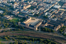 Vue aérienne de Château baroque Mannheim entre les voies ferrées et les places à le quartier Innenstadt in Mannheim dans le département Bade-Wurtemberg, Allemagne