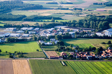 Vue aérienne de Dans le Rötzwiesen, famille agricole Kerth à le quartier Minderslachen in Kandel dans le département Rhénanie-Palatinat, Allemagne