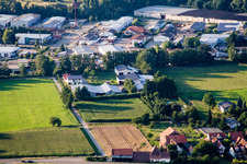 Vue aérienne de Dans le Rötzwiesen, famille agricole Kerth à le quartier Minderslachen in Kandel dans le département Rhénanie-Palatinat, Allemagne