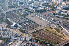 Vue aérienne de Plan des voies et gare principale de la Deutsche Bahn à le quartier Weststadt in Heidelberg dans le département Bade-Wurtemberg, Allemagne