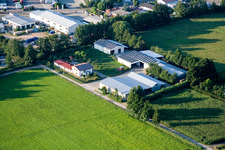 Dans le Rötzwiesen, famille agricole Kerth à le quartier Minderslachen in Kandel dans le département Rhénanie-Palatinat, Allemagne d'en haut