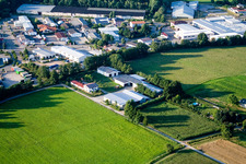 Dans le Rötzwiesen, famille agricole Kerth à le quartier Minderslachen in Kandel dans le département Rhénanie-Palatinat, Allemagne hors des airs