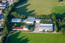 Vue d'oiseau de Dans le Rötzwiesen, ferme de la famille Kerth à le quartier Minderslachen in Kandel dans le département Rhénanie-Palatinat, Allemagne
