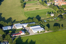 Image drone de Dans le Rötzwiesen, ferme de la famille Kerth à le quartier Minderslachen in Kandel dans le département Rhénanie-Palatinat, Allemagne