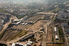 Vue aérienne de Plan des voies et gare principale de la Deutsche Bahn à le quartier Weststadt in Heidelberg dans le département Bade-Wurtemberg, Allemagne