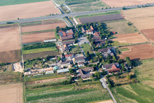 Vue aérienne de Ferme et dépendances de la ferme Kurpfalzhofm, Obsthof Gieser, boulangerie au feu de bois Heidelberger, magasin de la ferme Mampel et ferme d'autocueillette de fraises à le quartier Patrick Henry Village in Heidelberg dans le département Bade-Wurtemberg, Allemagne