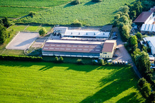 Ferme équestre à le quartier Minderslachen in Kandel dans le département Rhénanie-Palatinat, Allemagne hors des airs