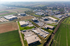 Vue aérienne de Zone industrielle dans la vallée de Spire avec TRANSAC International Speditionsgesellschaft mbH, Kardex Software GmbH et ITK Engineering GmbH, Markthalle 5 et Resinnovation GmbH à Rülzheim dans le département Rhénanie-Palatinat, Allemagne
