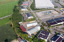 Vue oblique de Toiture, échafaudages et plomberie à Mindum, dans la zone industrielle de Horst à le quartier Minderslachen in Kandel dans le département Rhénanie-Palatinat, Allemagne