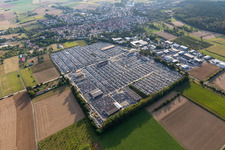 Vue aérienne de Place de parking et zone de stockage pour automobiles - voitures de AUTOKONTOR BAYERN GmbH à le quartier Kilianstädten in Schöneck dans le département Hesse, Allemagne