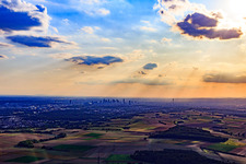Vue aérienne de L'horizon de Francfort dans la brume à le quartier Nordend-West in Frankfurt am Main dans le département Hesse, Allemagne