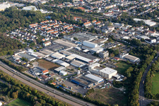 Vue aérienne de Zone commerciale et implantation d'entreprises à Hochstadt à le quartier Dörnigheim in Maintal dans le département Hesse, Allemagne