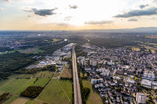 Vue aérienne de A66 vers Francfort à le quartier Bischofsheim in Maintal dans le département Hesse, Allemagne