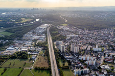 Vue aérienne de Trajet autoroutier du BAB A66 vers Francfort à Bischofsheim à le quartier Bischofsheim in Maintal dans le département Hesse, Allemagne