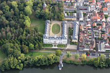 Vue aérienne de Parc du château de Rumpenheim sur le Main à le quartier Rumpenheim in Offenbach am Main dans le département Hesse, Allemagne