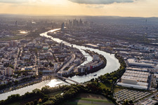 Vue aérienne de Île portuaire dans le Main devant les toits de Francfort à le quartier Kaiserlei in Offenbach am Main dans le département Hesse, Allemagne