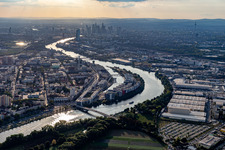 Vue aérienne de Quartier résidentiel du complexe de maisons multifamiliales sur l'ABG Hafeninsel au bord du Main à le quartier Kaiserlei in Offenbach am Main dans le département Hesse, Allemagne