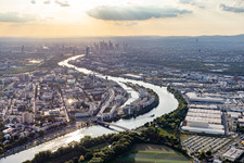 Photographie aérienne de Quartier résidentiel du complexe de maisons multifamiliales sur l'ABG Hafeninsel au bord du Main à le quartier Kaiserlei in Offenbach am Main dans le département Hesse, Allemagne