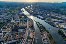 Vue aérienne de Systèmes de centrale électrique et tour de gaz d'échappement de la centrale thermique EVO et de l'ancien atelier de métallurgie (lieu de l'événement dans les locaux d'EVO AG) à le quartier Kaiserlei in Offenbach am Main dans le département Hesse, Allemagne