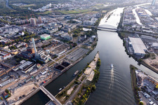 Vue oblique de Systèmes de centrale électrique et tour de gaz d'échappement de la centrale thermique EVO et de l'ancien atelier de métallurgie (lieu de l'événement dans les locaux d'EVO AG) à le quartier Kaiserlei in Offenbach am Main dans le département Hesse, Allemagne