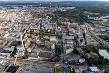 Vue aérienne de Bâtiment administratif bancaire de la société de services financiers Landesbank Hessen-Thüringen Girozentrale à le quartier Kaiserlei in Offenbach am Main dans le département Hesse, Allemagne