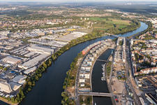 Quartier résidentiel du complexe de maisons multifamiliales sur l'ABG Hafeninsel au bord du Main à le quartier Kaiserlei in Offenbach am Main dans le département Hesse, Allemagne d'en haut