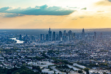 Vue aérienne de Centre-ville avec des immeubles de grande hauteur dans l'horizon du centre-ville à le quartier Innenstadt in Frankfurt am Main dans le département Hesse, Allemagne