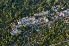 Vue aérienne de Maison de retraite - Résidence pour personnes âgées Fondation Budge à le quartier Seckbach in Frankfurt am Main dans le département Hesse, Allemagne