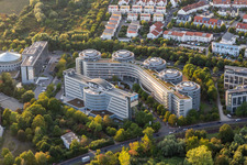 Vue aérienne de Ensemble de bureaux et d'immeubles commerciaux composé de la résidence étudiante Bed & Brains, du 14e commissariat de police, d'Air Liquide Global E&C Solutions et de la République fédérale d'Allemagne - Finanzagentur GmbH - également appelée Lurgihaus à le quartier Niederursel in Frankfurt am Main dans le département Hesse, Allemagne