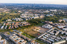 Vue aérienne de Chantier de construction d'un quartier résidentiel avec développement de maisons multifamiliales nouveau bâtiment sur la Konrad-Zuse-Straße dans le quartier de Kalbach-Riedberg à le quartier Niederursel in Frankfurt am Main dans le département Hesse, Allemagne